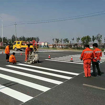 交通划线施工现场