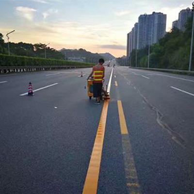 交通划线施工现场