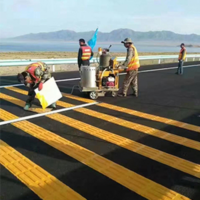 交通划线施工现场